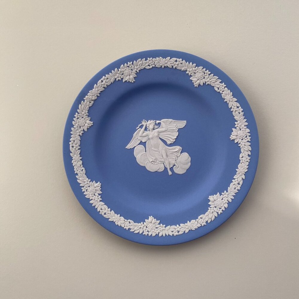 Wedgwood Blue Jasperware Plate with White Motif - Aurora Goddess of the Dawn - Picture 2 of 5